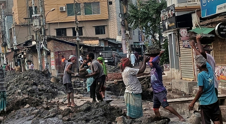 ‘উন্নয়ন ভোগান্তিতে’ খুলনাবাসী, বাড়ছে স্বাস্থ্য ঝুঁকি